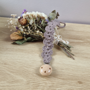 Attache-tétine au crochet brun