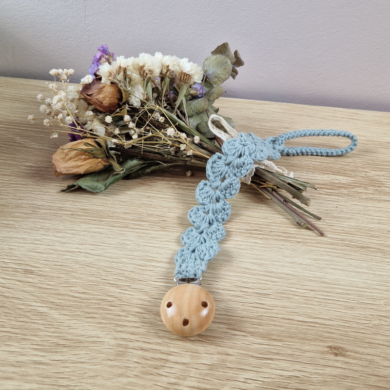 Attache-tétine au crochet patine