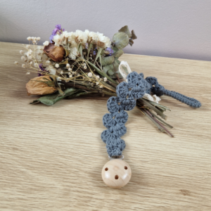 Attache-tétine au crochet gris
