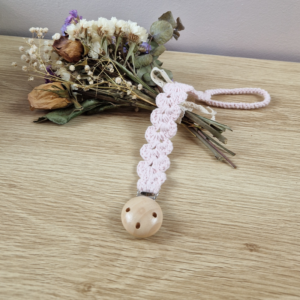 Attache-tétine au crochet rose poudré