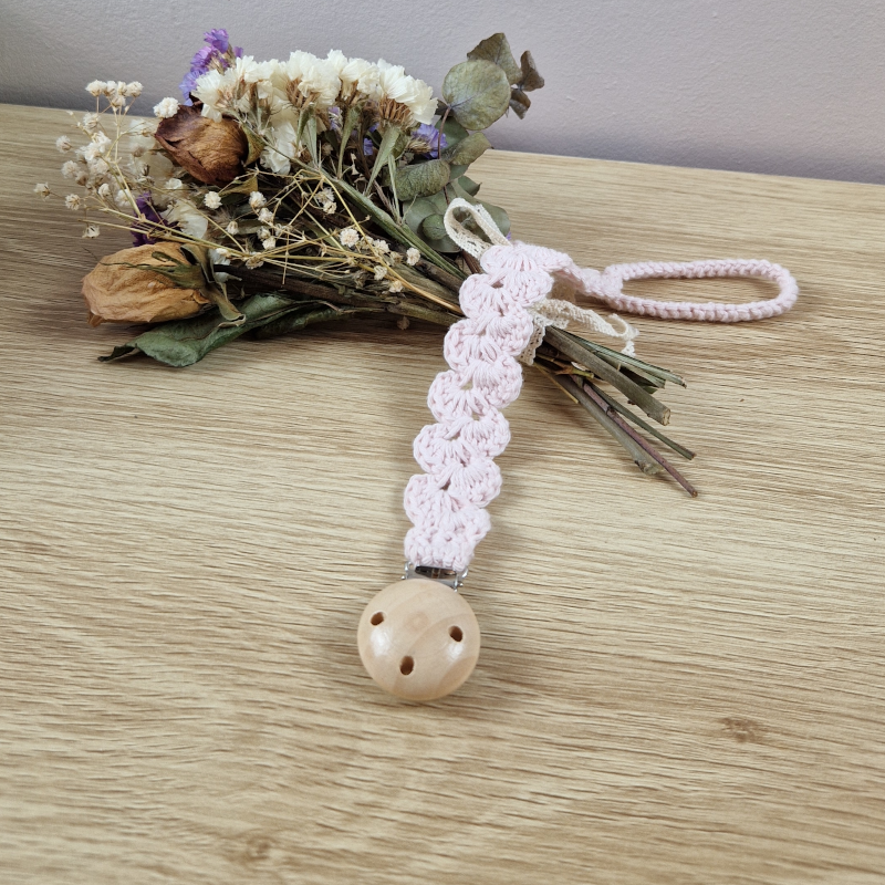 Attache-tétine au crochet rose poudré