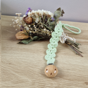 Attache-tétine au crochet vert amande
