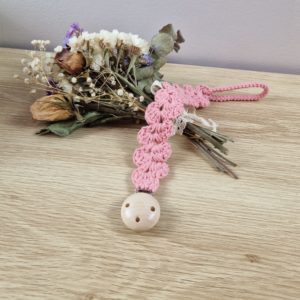 Attache-tétine au crochet vieux rose