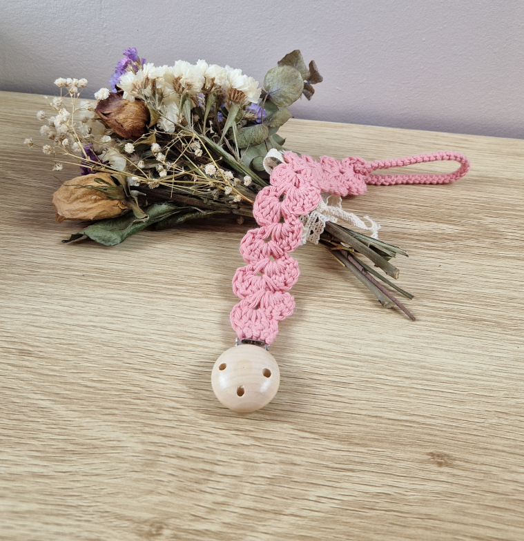 Attache-tétine au crochet vieux rose