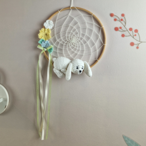 Attrape-rêves avec figurine au crochet - chien blanc