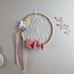 Attrape-rêves avec figurine au crochet - chien rose