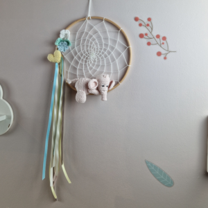 Attrape-rêves avec figurine au crochet - éléphant rose